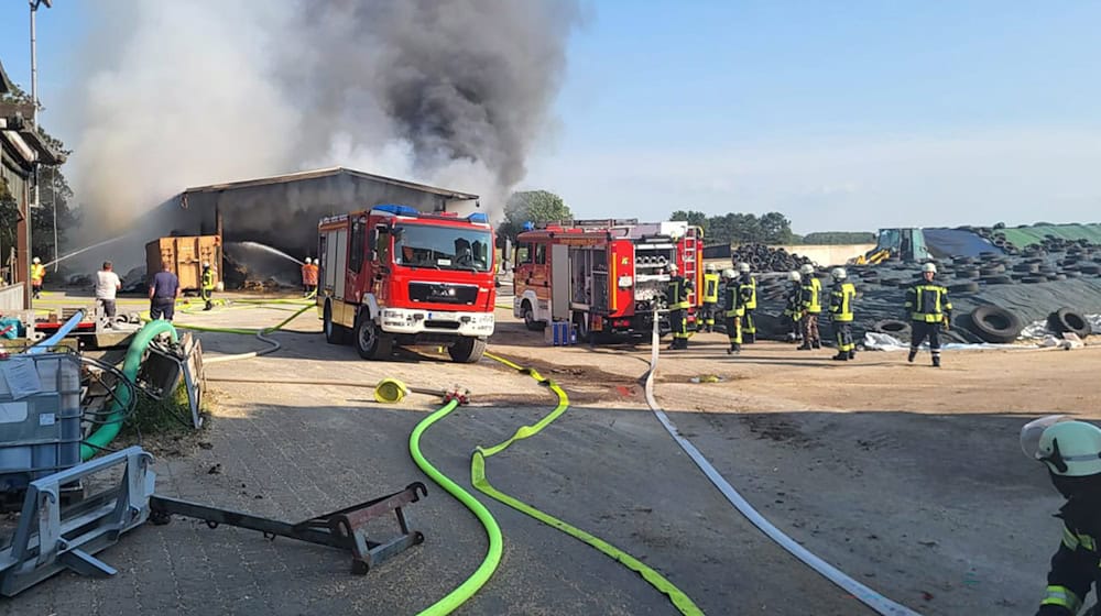 In Wischhafen hat ein Strohlager gebrannt.  / Foto: Polizeiinspektion Stade/dpa