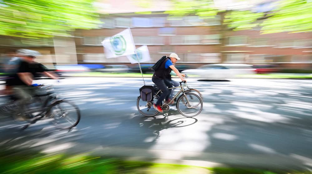 Umweltschützer protestieren gegen die Modernisierung des Südschnellwegs in Hannover.  / Foto: Julian Stratenschulte/dpa