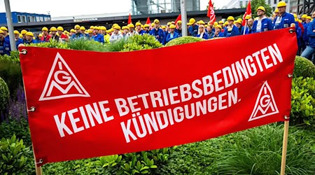 Kundgebung vor dem Werkstor der Meyer Werft. Wie geht es weiter beim Traditionsunternehmen? / Foto: Sina Schuldt/dpa