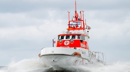 Die Deutsche Gesellschaft zur Rettung Schiffbrüchiger sammelt am Tag der Seenotretter Spenden für ihre Arbeit. (Foto Produktion) / Foto: Sina Schuldt/dpa