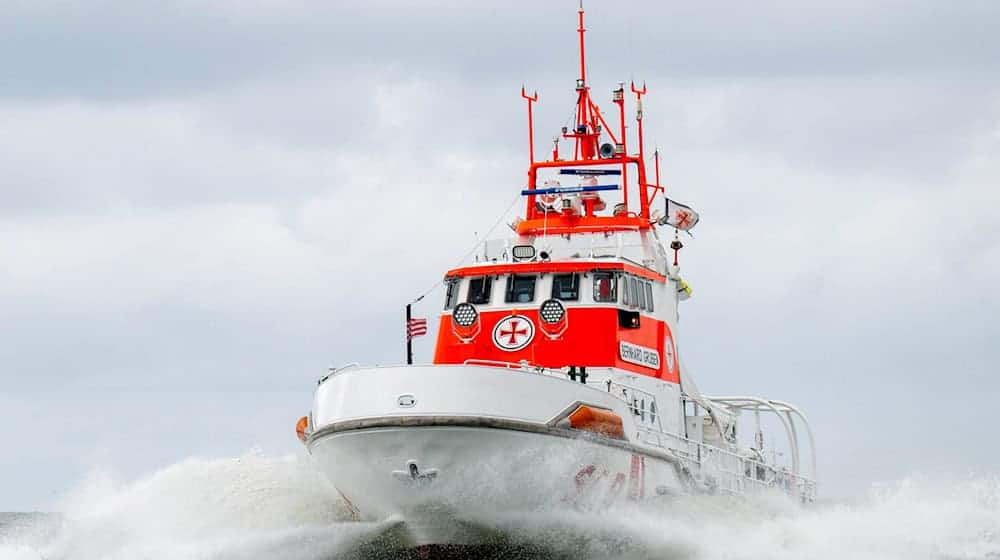 Die Deutsche Gesellschaft zur Rettung Schiffbrüchiger sammelt am Tag der Seenotretter Spenden für ihre Arbeit. (Foto Produktion) / Foto: Sina Schuldt/dpa