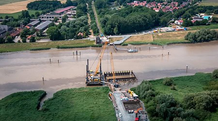 Seit ein Frachter bei einer Kollision die alte Friesenbrücke 2015 zerstörte, ist der Bahnverkehr zwischen Groningen in den Niederlanden und Leer in Ostfriesland unterbrochen. (Archivbild) / Foto: Sina Schuldt/dpa