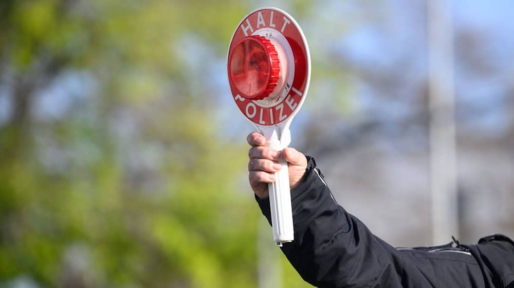 Die Polizei hat einen Autofahrer mit 4,4 Promile am Steuer gestoppt. (Symbolfoto) / Foto: Julian Stratenschulte/dpa