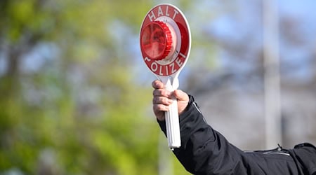 Die Polizei hat einen Autofahrer mit 4,4 Promile am Steuer gestoppt. (Symbolfoto) / Foto: Julian Stratenschulte/dpa