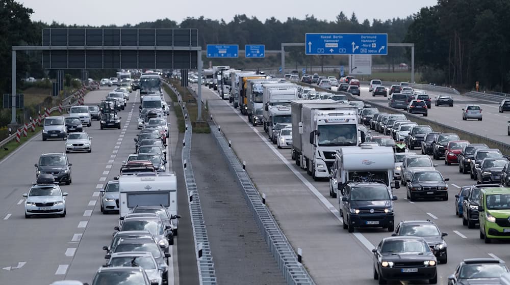 Alle Bundesländer haben Sommerferien, auf den Autobahnen in Richtung Norden bilden sich lange Staus. (Symbolbild) / Foto: Peter Steffen/dpa