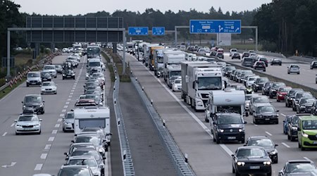 Alle Bundesländer haben Sommerferien, auf den Autobahnen in Richtung Norden bilden sich lange Staus. (Symbolbild) / Foto: Peter Steffen/dpa