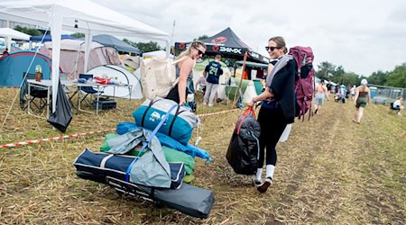 Zehntausende Fans besuchen das Festival Deichbrand in Nordholz im Landkreis Cuxhaven. Von Donnerstagnachmittag bis Sonntag treten mehr als 120 nationale und internationale Künstlerinnen und Künstler aus den Bereichen Hip-Hop, Electro, Pop, Rock, Alternative, Indie und Metal auf. / Foto: Hauke-Christian Dittrich/dpa