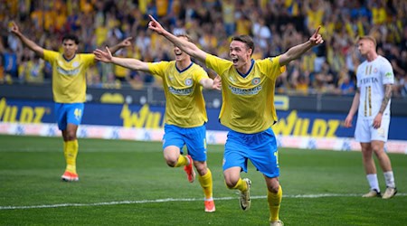 Für seine Rückkehr kämpfen die Braunschweiger Fans: Der Isländer Thorir Johann Helgason (r). / Foto: Swen Pförtner/dpa