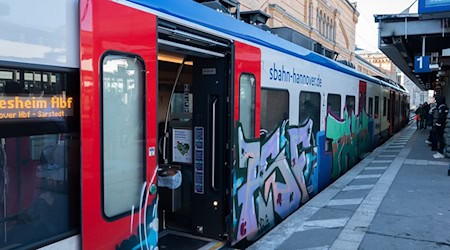 In Ehlershausen gibt es für die S-Bahn Hannover derzeit kein Durchkommen. (Archivbild) / Foto: Marco Rauch/dpa