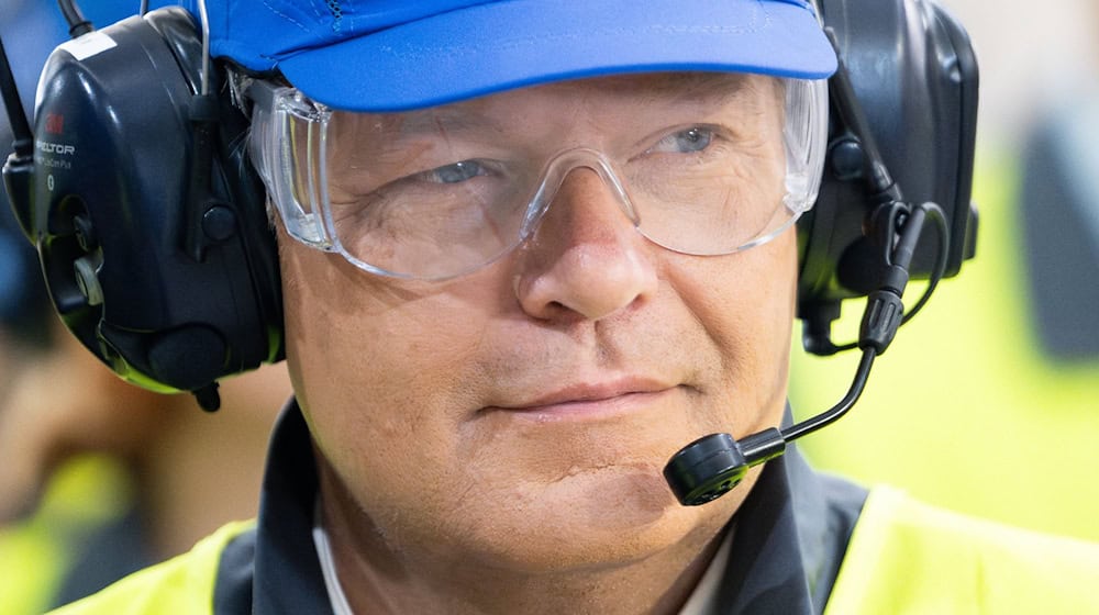 Wirtschaftsminister Habeck will erreichen, dass die Strompreise für die Industrie weiter sinken. / Foto: Sebastian Christoph Gollnow/dpa