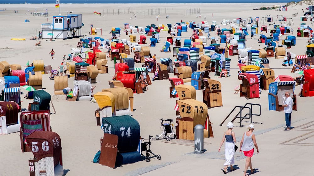 Sonniges Strandwetter gab es in den ersten Wochen der niedersächsischen Sommerferien kaum. (Archivbild)  / Foto: Hauke-Christian Dittrich/dpa