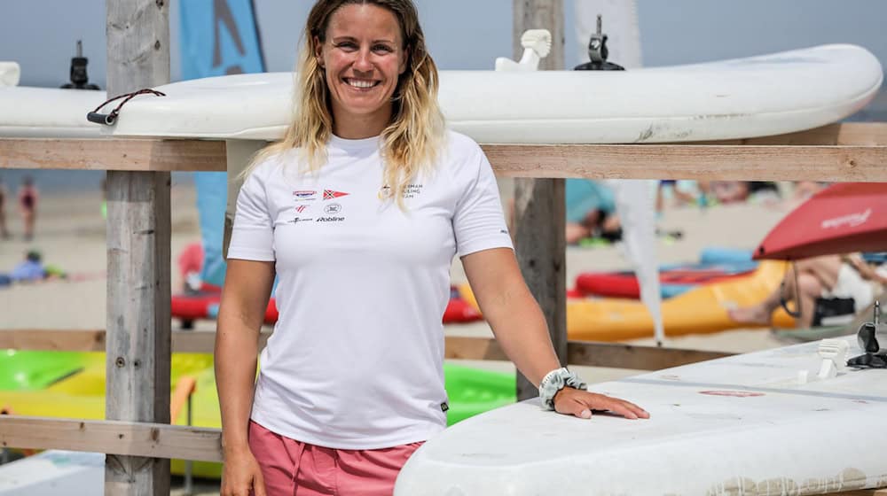 Auf Baltrum hat Leonie Meyer mit sechs Jahren Windsurfen gelernt.  / Foto: Focke Strangmann/dpa