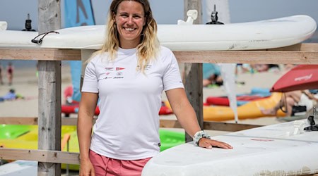 Auf Baltrum hat Leonie Meyer mit sechs Jahren Windsurfen gelernt.  / Foto: Focke Strangmann/dpa