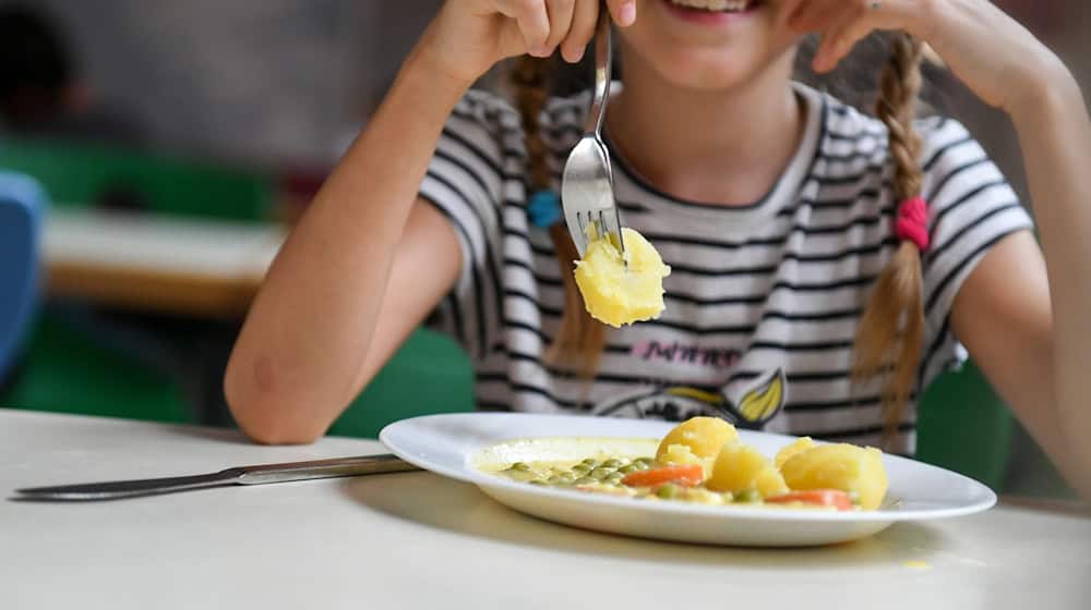 Kostenlos, hochwertig und möglichst regional soll das Mittagessen an den Schulen sein - doch das Vorhaben stockt (Archivbild). / Foto: Jens Kalaene/dpa-Zentralbild/dpa