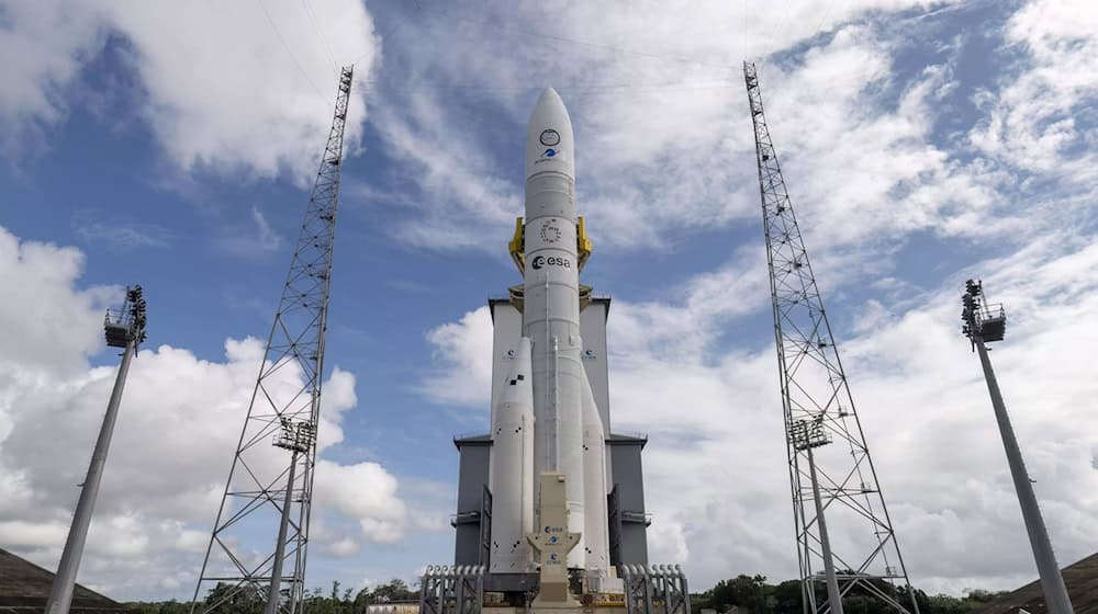 Die Ariane 6 kann mit zwei oder vier Boostern ausgestattet werden und Satelliten in verschiedene Orbits bringen. / Foto: L. Bourgeon/ESA/dpa
