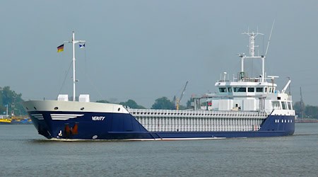 Die Bergung des vor Helgoland gesunkenen Frachters «Verity» geht in eine letzte Phase. (Archivbild)  / Foto: Dietmar Hasenpusch/Photo-Productions/dpa