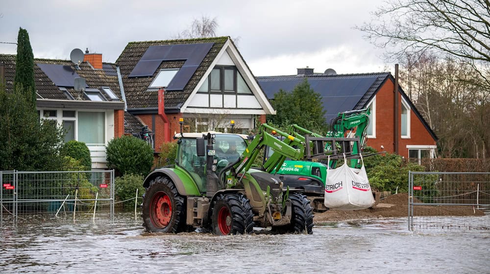 Das Hochwasser zum Jahreswechsel hat Einsatzkräfte und Anwohner über Wochen in Atem gehalten. (Archivbild) / Foto: Sina Schuldt/dpa