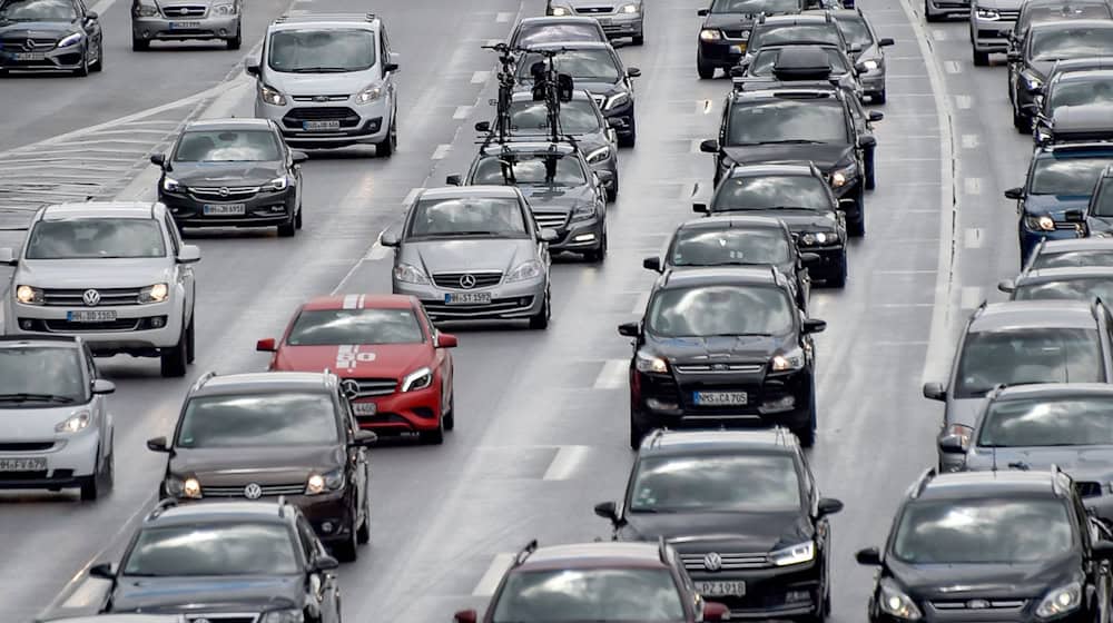 Am Wochenende wird von Reisenden mit dem Auto wieder viel Gedlud gefragt sein. (Archivbild) / Foto: Axel Heimken/dpa