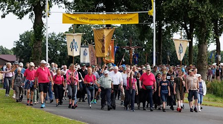 Mehr als 3000 Pilger auf dem Weg nach Telgte / Foto: Friso Gentsch/dpa