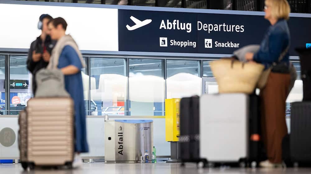 Niedersachsens größter Flughafen sieht sich bei der Auslastung mit Passagieren auf Kurs. (Archivbild) / Foto: Michael Matthey/dpa