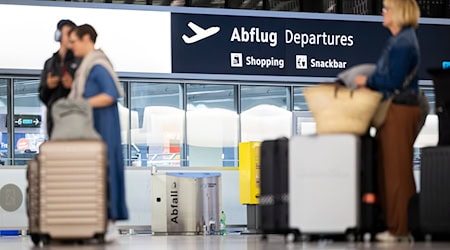 Niedersachsens größter Flughafen sieht sich bei der Auslastung mit Passagieren auf Kurs. (Archivbild) / Foto: Michael Matthey/dpa