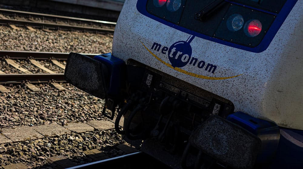 Bei Metronom kommt es weiter zu Ausfällen. Bis Mitte Dezember fährt der Bahnbetreiber nach einem neuen Ersatzfahrplan. / Foto: Moritz Frankenberg/dpa