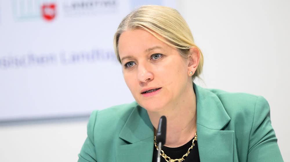 Mit mehr Stellen in der Justiz sieht Justizministerin Kathrin Wahlmann (SPD) Staatsanwaltschaften und Gerichte besser aufgestellt. (Archivbild) / Foto: Julian Stratenschulte/dpa