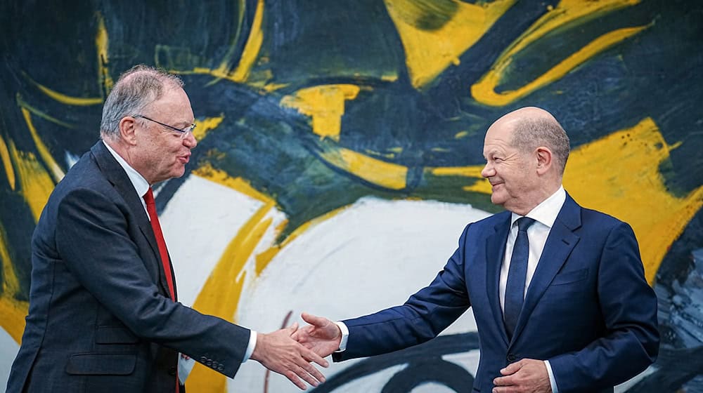 Bundeskanzler Olaf Scholz (r) erhält Rückendeckung von Niedersachsens Ministerpräsident Stephan Weil (Archivbild). / Foto: Kay Nietfeld/dpa