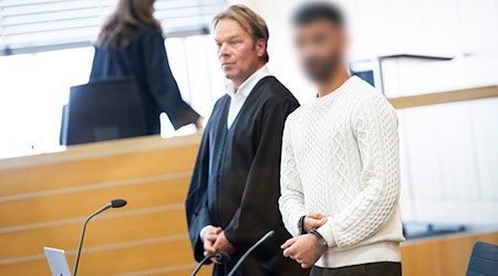 Der 25-jährige Angeklagte sitzt derzeit in Einzelhaft. / Foto: Michael Matthey/dpa