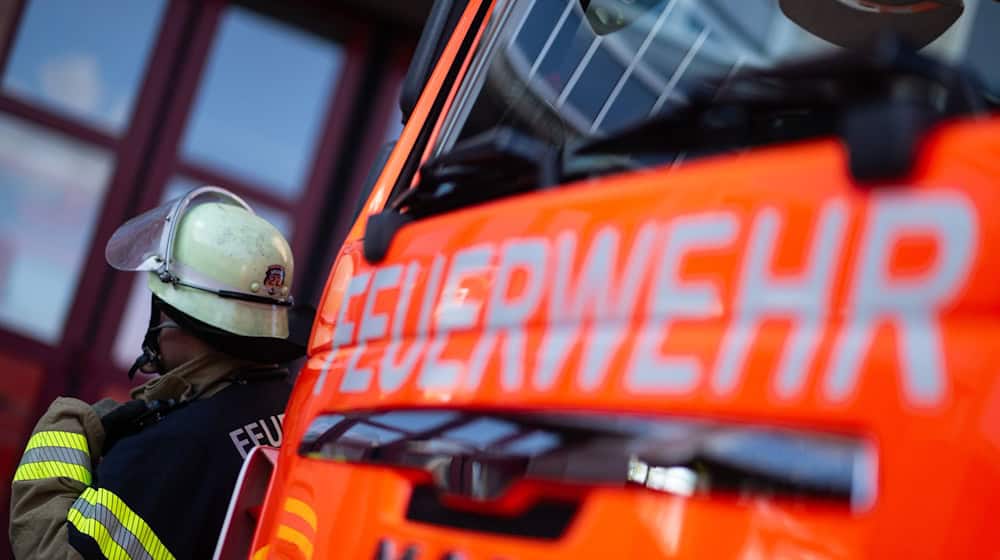 Die Feuerwehr findet in einem brennenden Haus in Neustadt am Rübenberge zwei Leichen: Es handelt sich um Mieter im Alter von 35 und 44 Jahren. (Symbolbild) / Foto: Marijan Murat/dpa