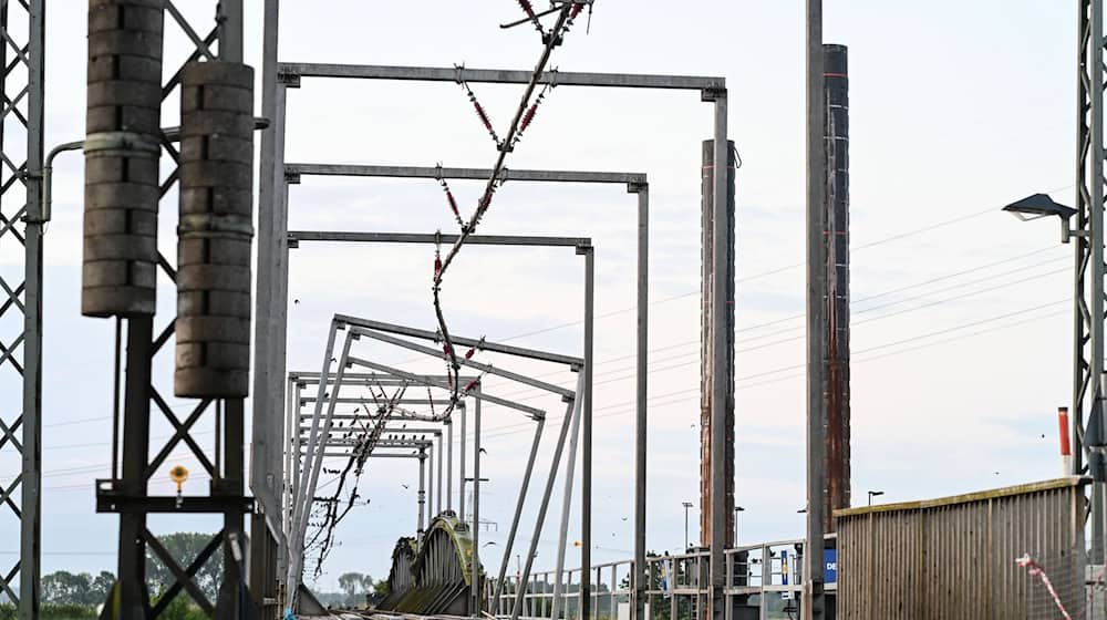 Zum zweiten Mal innerhalb weniger Monate ist ein Binnenschiff gegen eine Eisenbahnbrücke in Elsfleth im Landkreis Wesermarsch gefahren und hat diese beschädigt. Wann wieder Züge über die Brücke fahren können, ist unklar. / Foto: Lars Penning/dpa