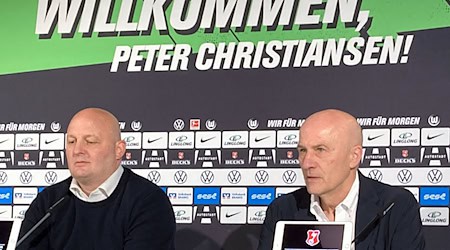 Selbstbewusster Start in Wolfsburg: Der neue Sport-Geschäftsführer Peter Christiansen (l). / Foto: Sebastian Stiekel/dpa