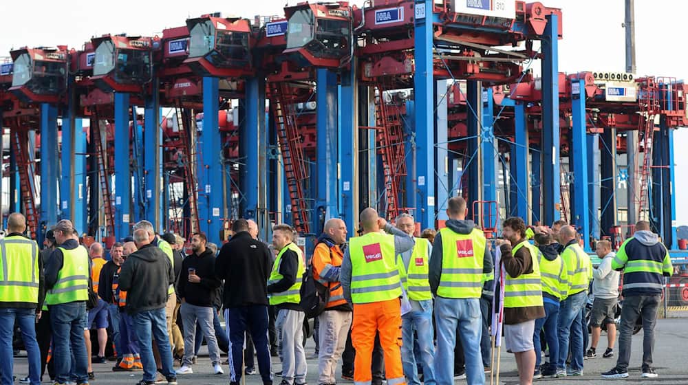 Hafenarbeiter protestieren vor dem Container Terminal. / Foto: Bodo Marks/dpa