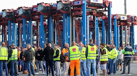 Hafenarbeiter protestieren vor dem Container Terminal. / Foto: Bodo Marks/dpa