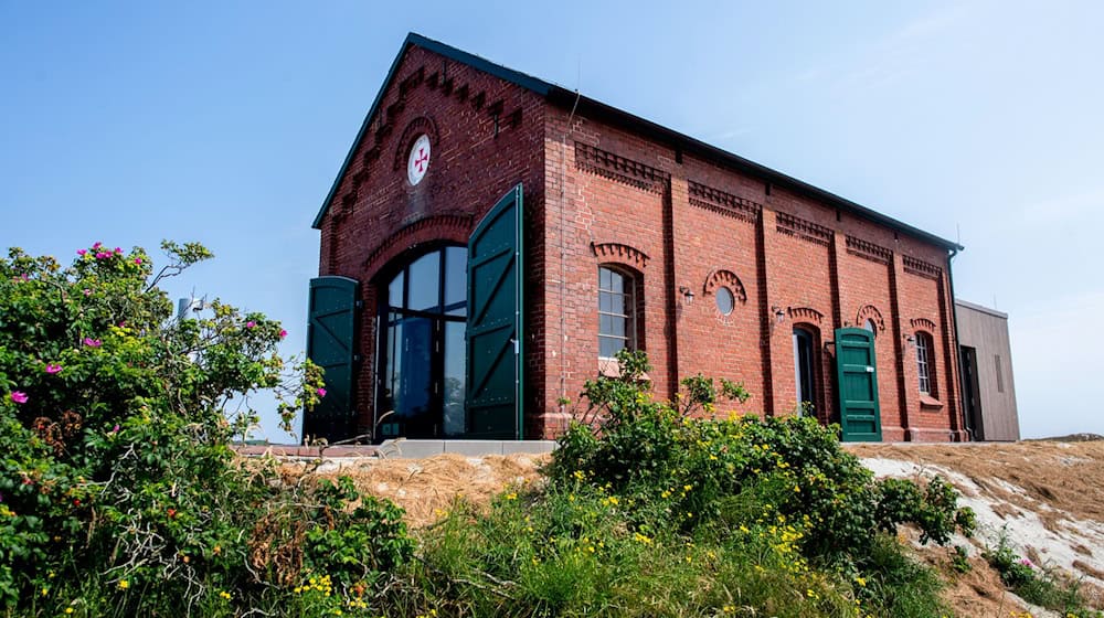 Ein neues Museum im sanierten, historischen Rettungsschuppen von Spiekeroog erzählt seit Kurzem von den Anfängen der Seenotrettung und der später gegründeten Deutschen Gesellschaft zur Rettung Schiffbrüchiger (DGzRS). / Foto: Hauke-Christian Dittrich/dpa