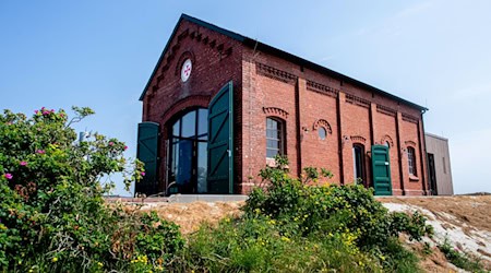 Ein neues Museum im sanierten, historischen Rettungsschuppen von Spiekeroog erzählt seit Kurzem von den Anfängen der Seenotrettung und der später gegründeten Deutschen Gesellschaft zur Rettung Schiffbrüchiger (DGzRS). / Foto: Hauke-Christian Dittrich/dpa