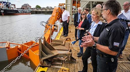 Bundesumweltministerin Steffi Lemke (Grüne, 2.v.r.) besuchte das Havariekommando im Rahmen ihrer Sommerreise und spricht dort über den Einsatz sogenannter Dispergatoren. / Foto: Focke Strangmann/dpa