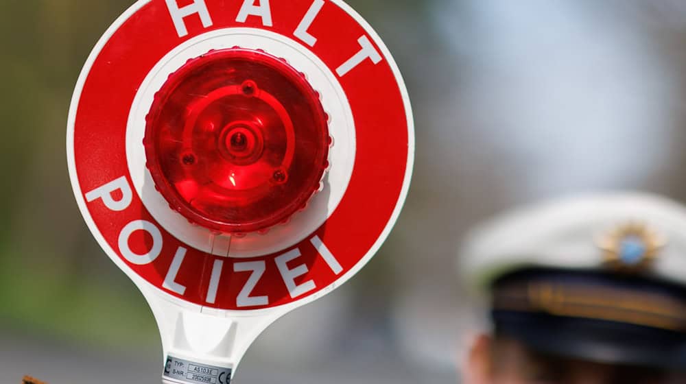 Auf der A7 erwischte die Polizei zwei junge Autofahrer, die sich mutmaßlich eine illegales Autorennen lieferten. (Symbolbild) / Foto: Daniel Karmann/dpa