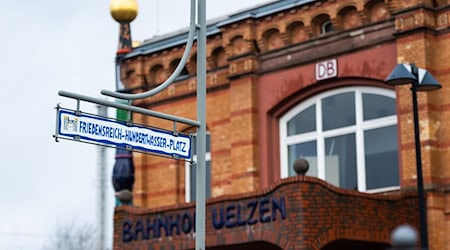 Ein 55-Jähriger stirbt im Bahnhof Uelzen nach einem Stoß oder Tritt. (Archivbild) / Foto: Philipp Schulze/dpa