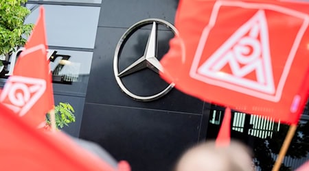 Gegen den geplanten Verkauf der Mercedes-Autohäuser gibt es Widerstand. / Foto: Christoph Soeder/dpa