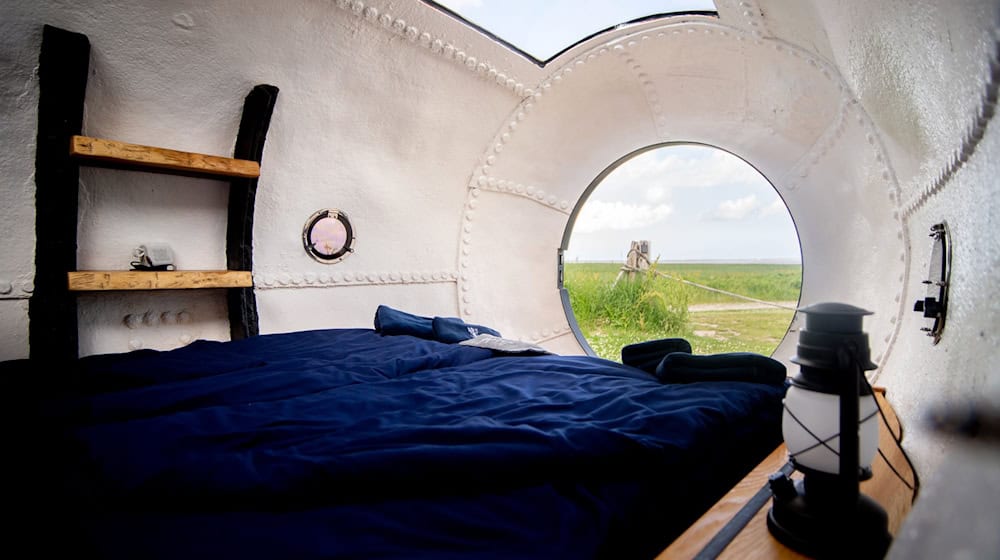 Ungewöhnliche Schlafstätte: Eine Boje als Urlaubsdomizil / Foto: Hauke-Christian Dittrich/dpa