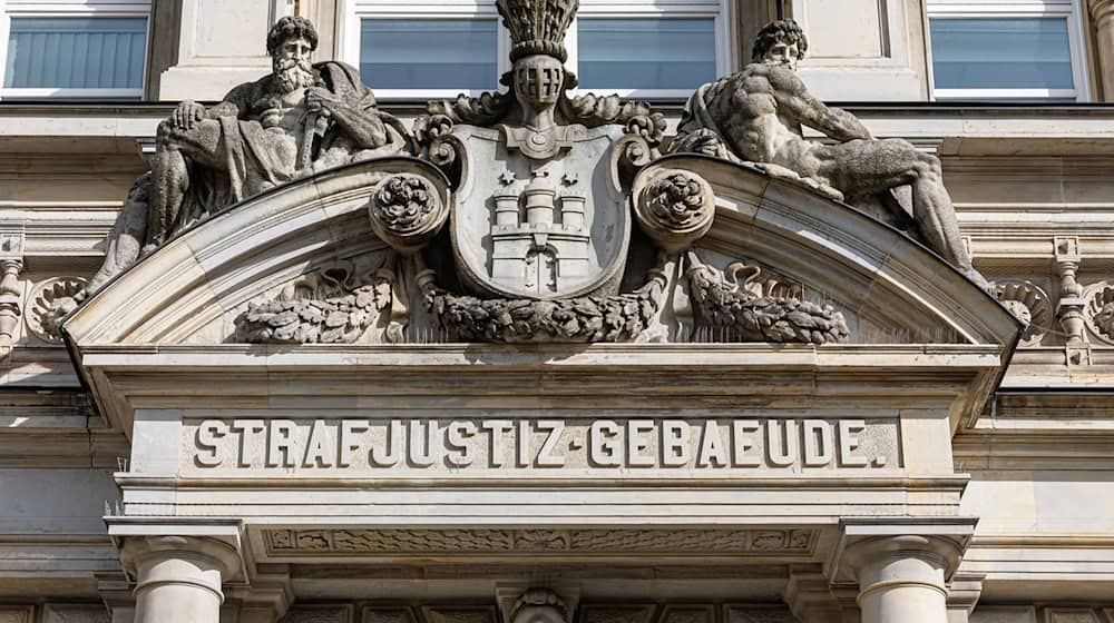 Zwei Lieferanten und ein Materialprüfer sollen den Hamburger Kupferhersteller Aurubis um mehr als 15 Millionen Euro betrogen haben. Nun beginnt der Prozess am Landgericht Hamburg. (Archivbild) / Foto: Markus Scholz/dpa
