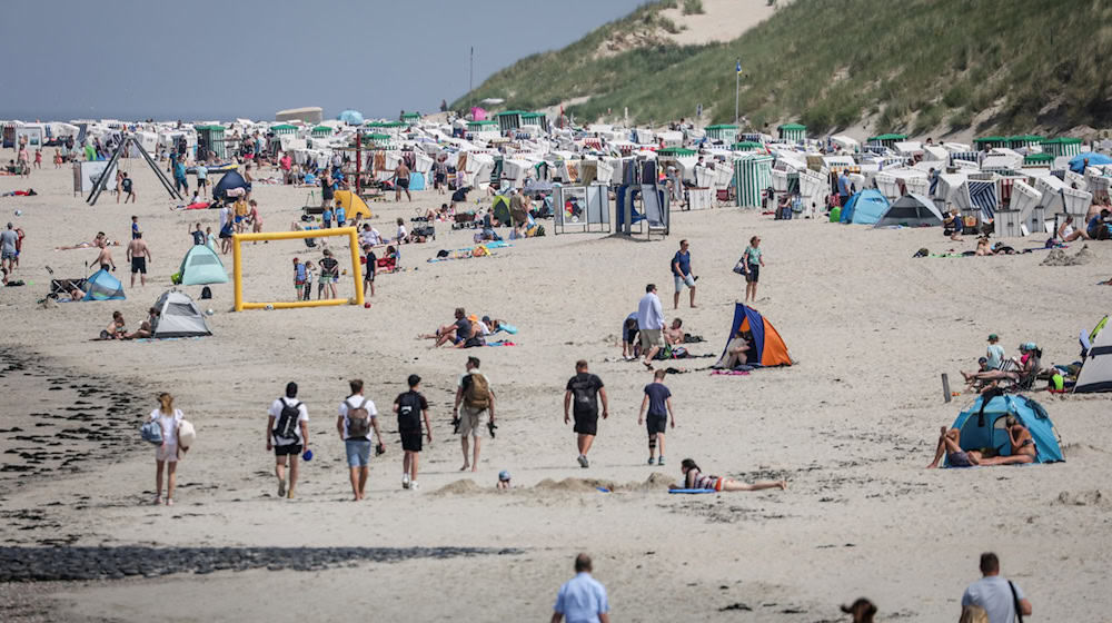 Am Strand der Insel Baltrum waren viele Strandkörbe schon belegt.  / Foto: Focke Strangmann/dpa