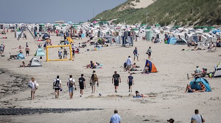 Am Strand der Insel Baltrum waren viele Strandkörbe schon belegt.  / Foto: Focke Strangmann/dpa