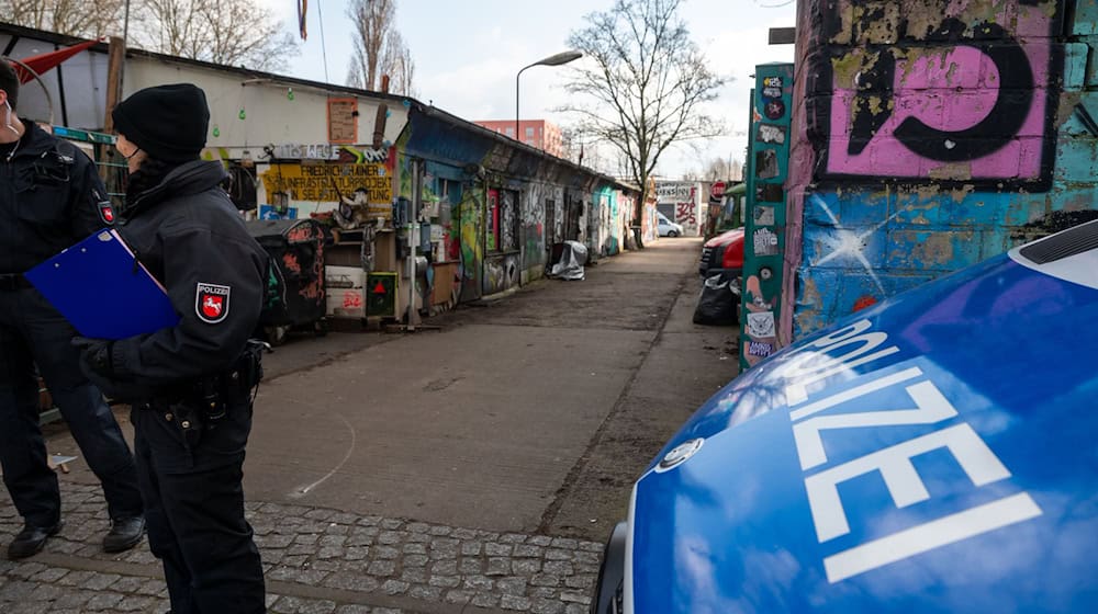 Ermittler vermessen Supermärkte neu, die das Trio aus Garweg, Staub und der bereits festgenommenen Daniela Klette vor Jahren überfallen haben sollen - in der Hoffnung auf neue Hinweise. (Symbolbild)  / Foto: Christophe Gateau/dpa