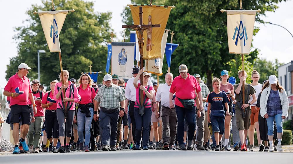 Mehr als 5.000 Menschen pilgern nach Telgte. / Foto: Friso Gentsch/dpa