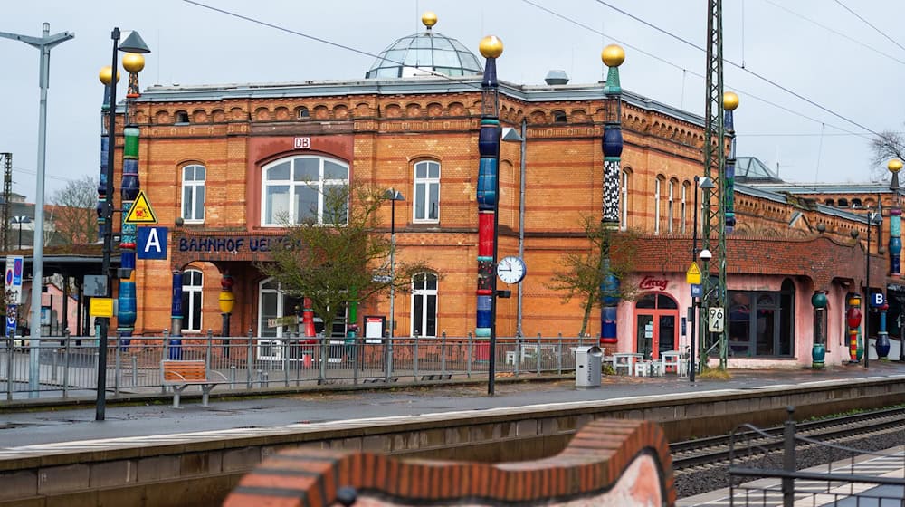 Die Polizei will den Treppensturz am Bahnhof Uelzen möglich realitätsgetreu nachstellen. (Archivbild) / Foto: Philipp Schulze/dpa