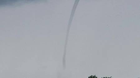 Ein Tornado zieht über die Elbe. Der DWD hat die Echtheit des Wetterphänomens bestätigt. / Foto: Jan Grube/Westküsten-News.de/dpa