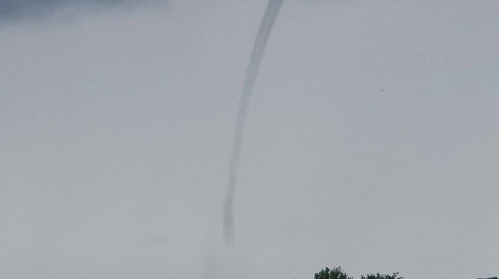 Ein Tornado zieht über die Elbe. Der DWD hat die Echtheit des Wetterphänomens bestätigt. / Foto: Jan Grube/Westküsten-News.de/dpa