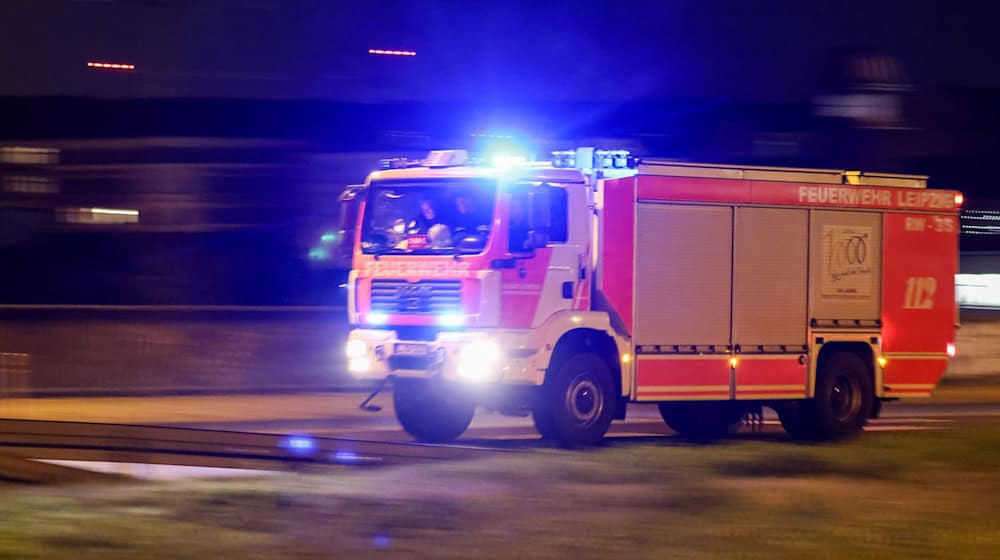 Die Feuerwehr muss wegen eines Unwetters mehrmals ausrücken. (Archivbild) / Foto: Jan Woitas/dpa